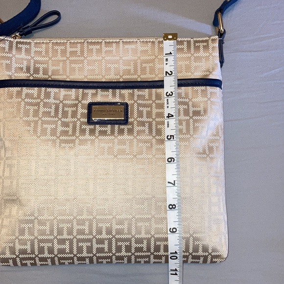 Tommy Hilfiger / Cream Crossbody - Picture 4 of 11